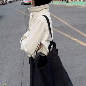 Къс полиестерен жакет с поло яка, свободна кройка, едноцветен, едноредово закопчаване