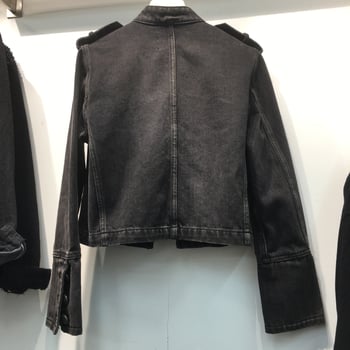 Деним яке в военен стил, с двойно ред копчета, панелно пришиване, тясна кройка