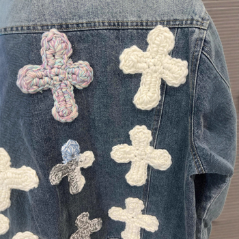 Ženska traper jakna laganog kroja, ručna izvezena krstasti cvjetovi, isprani šavovi topstitch, organska pamuk 80–90%, polo ovratnik