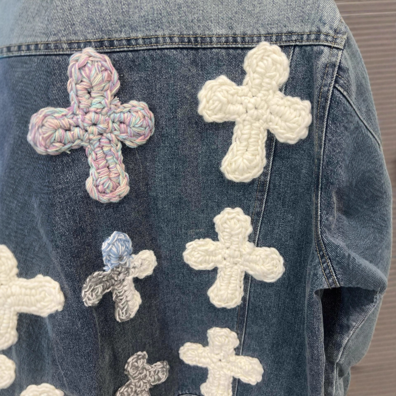 Ženska traper jakna laganog kroja, ručna izvezena krstasti cvjetovi, isprani šavovi topstitch, organska pamuk 80–90%, polo ovratnik