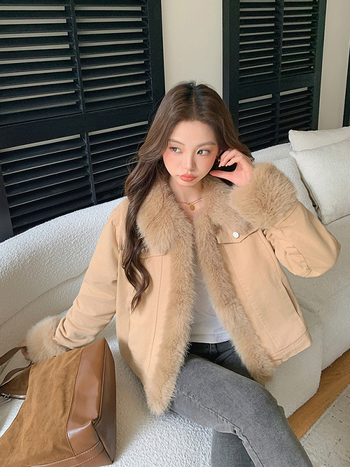 Jachetă denim cu guler din blană de vulpe pentru femei, material bumbac, mâneci lungi, croială regulară, lungime 50–65 cm