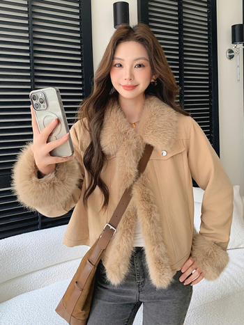 Jachetă denim cu guler din blană de vulpe pentru femei, material bumbac, mâneci lungi, croială regulară, lungime 50–65 cm