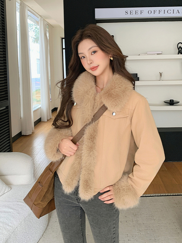 Jachetă denim cu guler din blană de vulpe pentru femei, material bumbac, mâneci lungi, croială regulară, lungime 50–65 cm