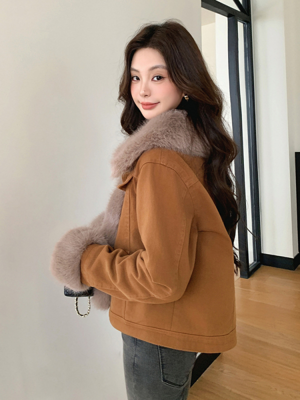 Jachetă denim cu guler din blană de vulpe pentru femei, material bumbac, mâneci lungi, croială regulară, lungime 50–65 cm