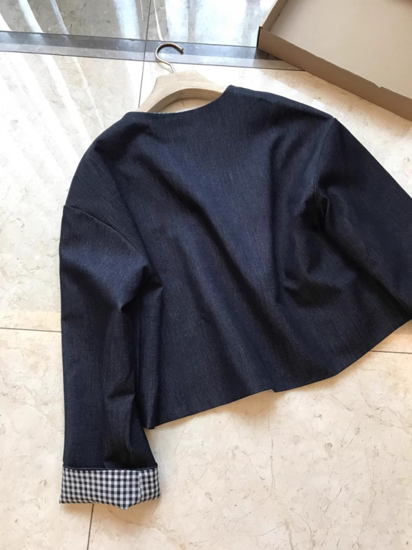 Poliesterski kaput s polo ovratnikom, dugi rukavi, ležernog kroja, srednja duljina 50-65 cm, korejski casual stil