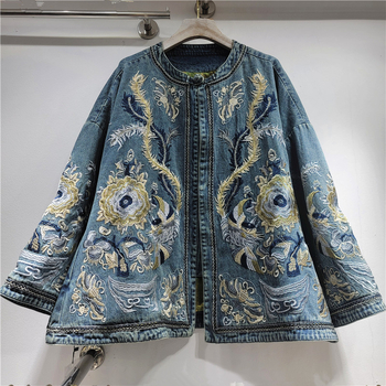 Ženska traper jakna, ležeran kroj, stojeći ovratnik, dugi rukavi, kopčanje na jedan red gumba, kontrastni šavovi.