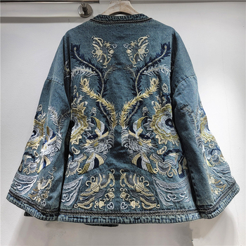 Ženska traper jakna, ležeran kroj, stojeći ovratnik, dugi rukavi, kopčanje na jedan red gumba, kontrastni šavovi.