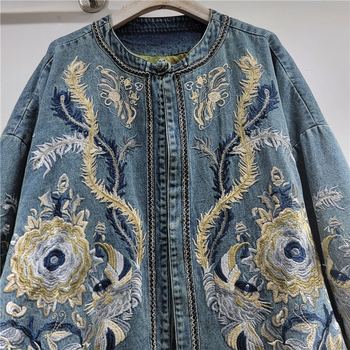 Ženska traper jakna, ležeran kroj, stojeći ovratnik, dugi rukavi, kopčanje na jedan red gumba, kontrastni šavovi.