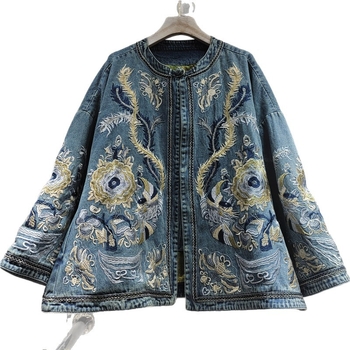 Ženska traper jakna, ležeran kroj, stojeći ovratnik, dugi rukavi, kopčanje na jedan red gumba, kontrastni šavovi.