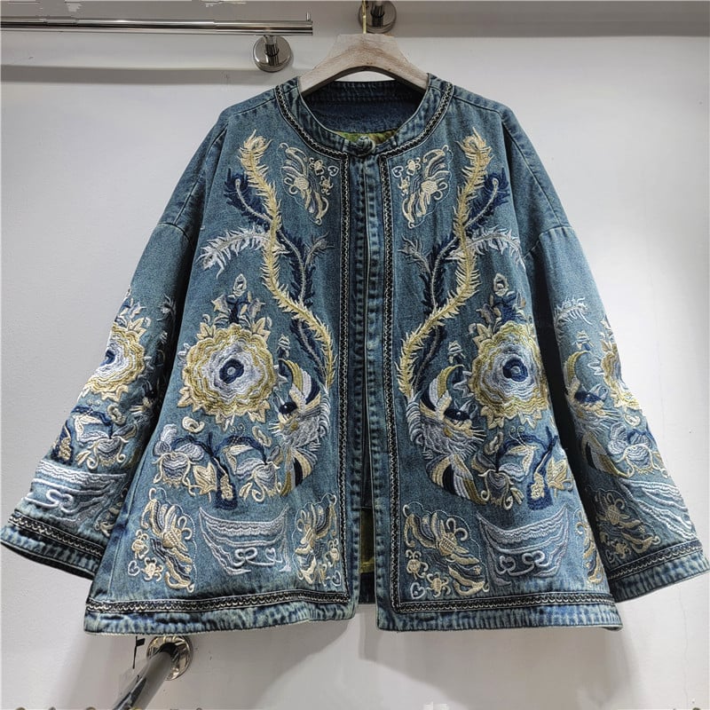 Ženska traper jakna, ležeran kroj, stojeći ovratnik, dugi rukavi, kopčanje na jedan red gumba, kontrastni šavovi.