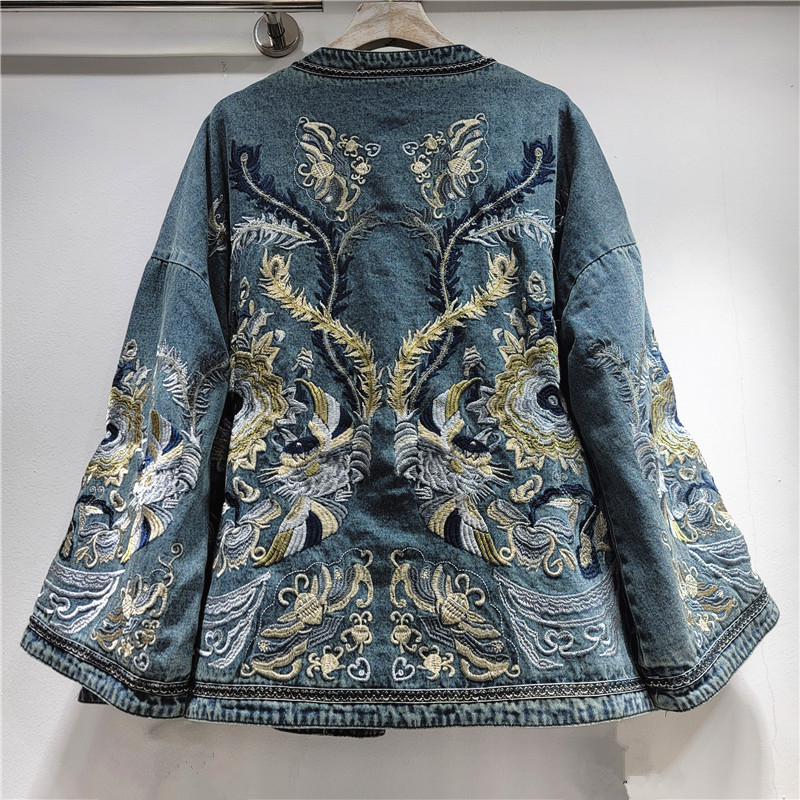 Ženska traper jakna, ležeran kroj, stojeći ovratnik, dugi rukavi, kopčanje na jedan red gumba, kontrastni šavovi.