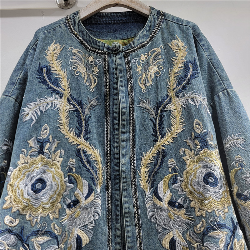 Ženska traper jakna, ležeran kroj, stojeći ovratnik, dugi rukavi, kopčanje na jedan red gumba, kontrastni šavovi.