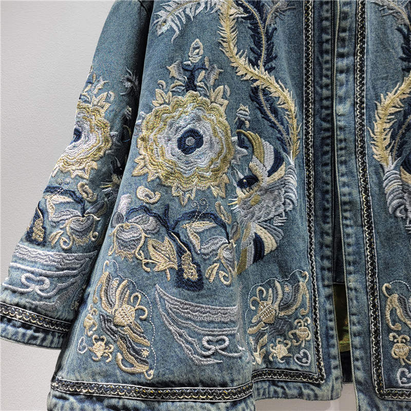 Ženska traper jakna, ležeran kroj, stojeći ovratnik, dugi rukavi, kopčanje na jedan red gumba, kontrastni šavovi.