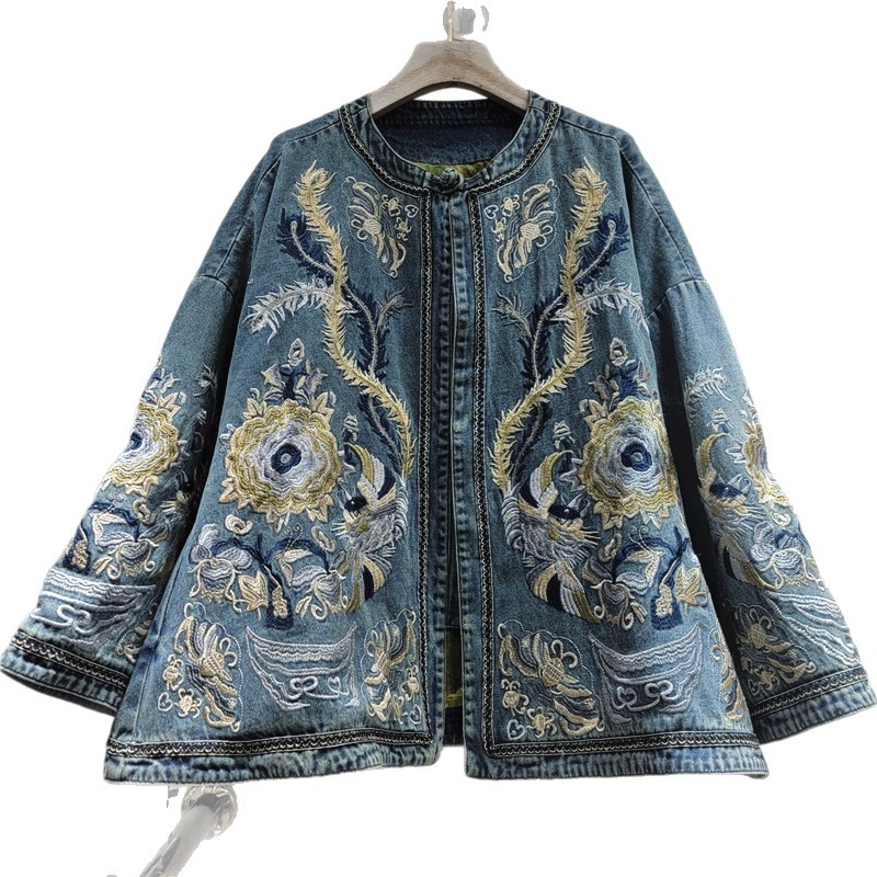 Ženska traper jakna, ležeran kroj, stojeći ovratnik, dugi rukavi, kopčanje na jedan red gumba, kontrastni šavovi.