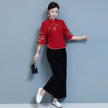 Etno-stila zen tējas kostīms ar izšūtu augšu un platām biksēm; kokvilnas-liniena maisījums; kokvilna 30–50%, lina 50%; izšūšana; vasara 2023.