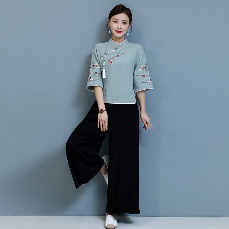 Etno-stila zen tējas kostīms ar izšūtu augšu un platām biksēm; kokvilnas-liniena maisījums; kokvilna 30–50%, lina 50%; izšūšana; vasara 2023.