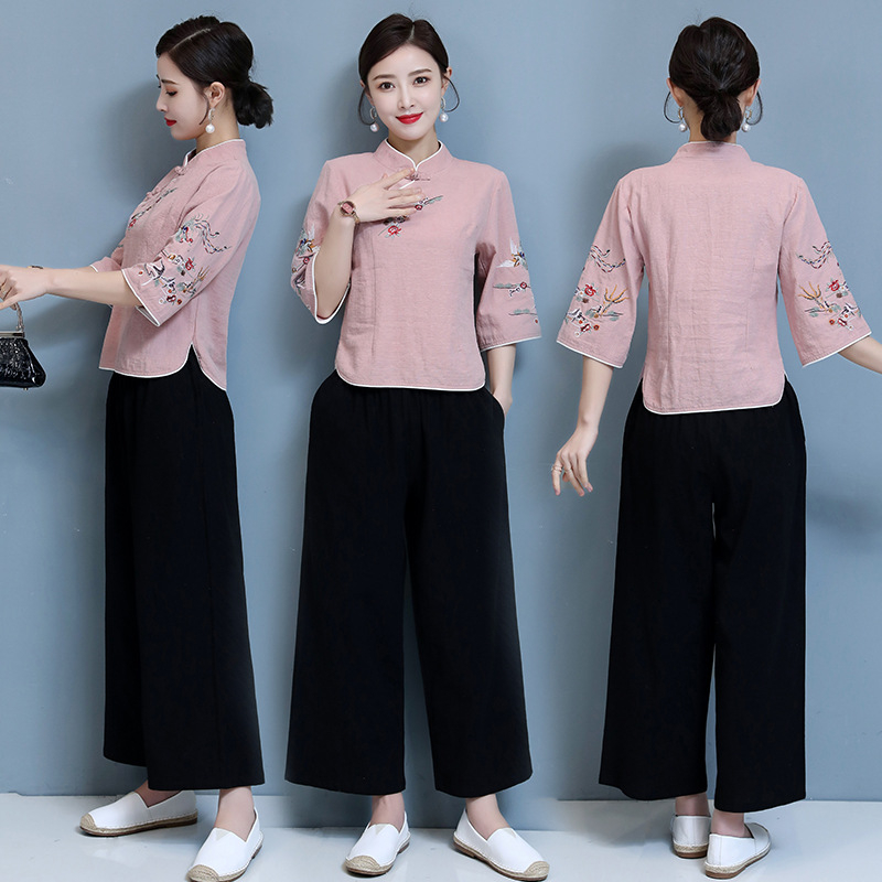 Etno-stila zen tējas kostīms ar izšūtu augšu un platām biksēm; kokvilnas-liniena maisījums; kokvilna 30–50%, lina 50%; izšūšana; vasara 2023.