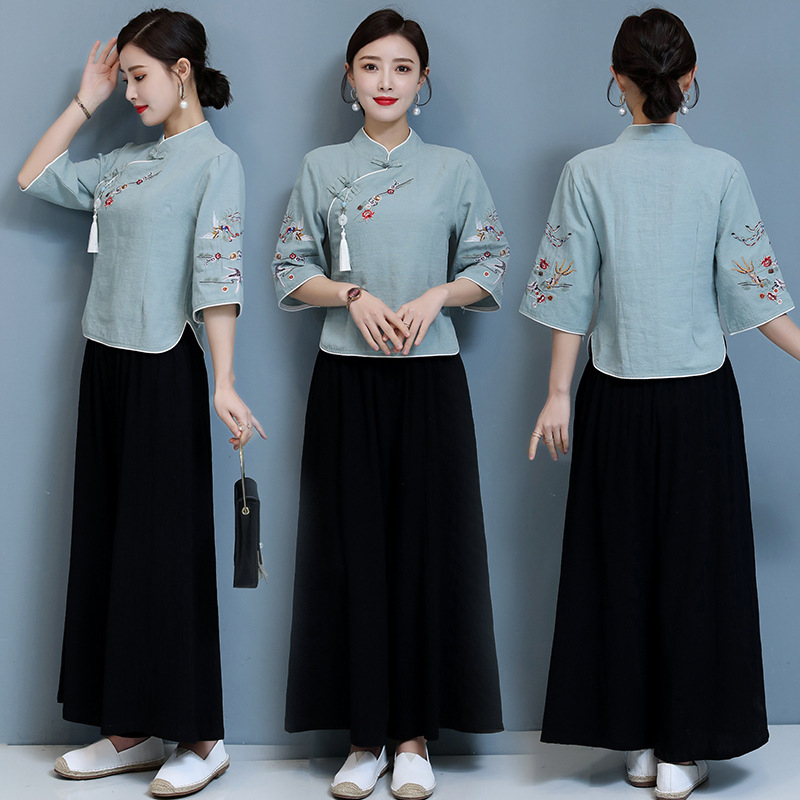 Etno-stila zen tējas kostīms ar izšūtu augšu un platām biksēm; kokvilnas-liniena maisījums; kokvilna 30–50%, lina 50%; izšūšana; vasara 2023.