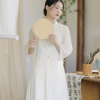 Izšūta Qipao kleita no šifona, poliester 70–80% (Pavasara 2023)