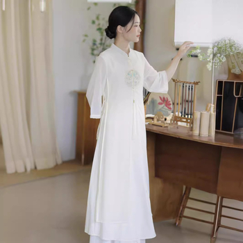 Izšūta Qipao kleita no šifona, poliester 70–80% (Pavasara 2023)