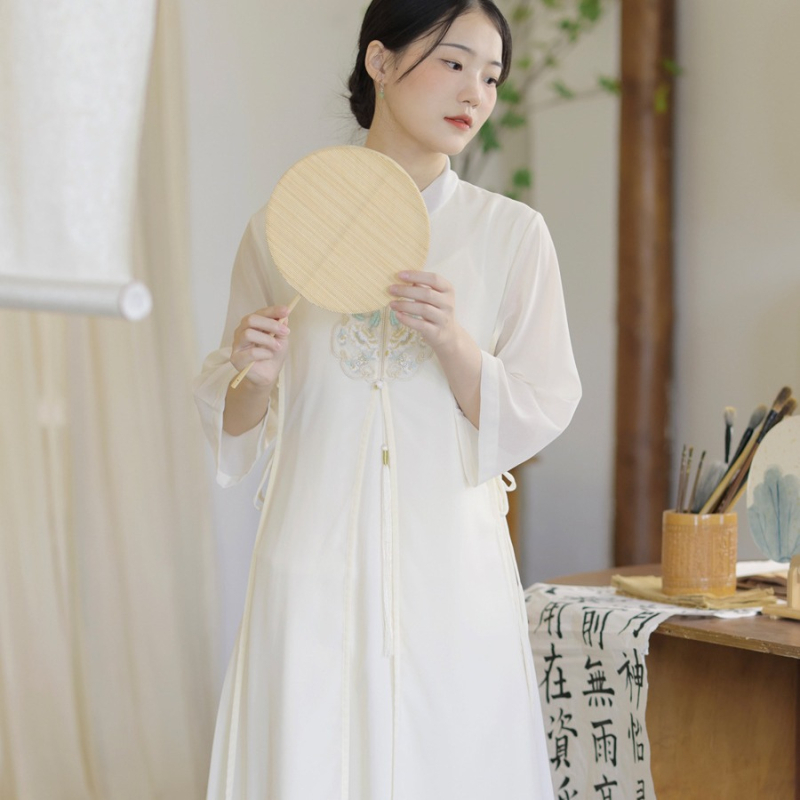 Izšūta Qipao kleita no šifona, poliester 70–80% (Pavasara 2023)