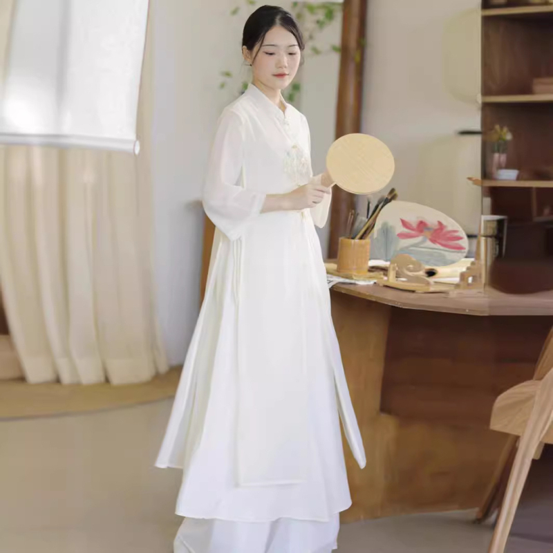 Izšūta Qipao kleita no šifona, poliester 70–80% (Pavasara 2023)