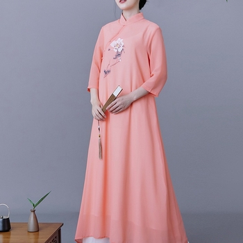 Рокля вдъхновена от ханфу, есенен ROC стил, Zen чай мотиви, принтована шифонена рокля с колаж детайли; материя: смеси химически влакна; основна материя: полиестер; подплата: 70%; техника: колаж/сливане; сезон: есен