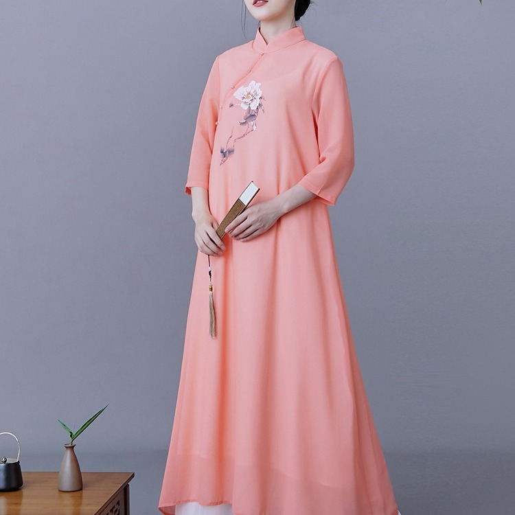 Рокля вдъхновена от ханфу, есенен ROC стил, Zen чай мотиви, принтована шифонена рокля с колаж детайли; материя: смеси химически влакна; основна материя: полиестер; подплата: 70%; техника: колаж/сливане; сезон: есен