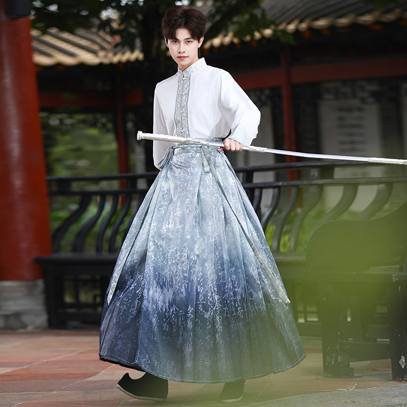 Hanfu nacionālā stila komplekts ar izšūtu ziedu motīvu, garas piedurknes, zirga sejas motīva svārki, kokvilnas diegs audums; galvenā materiāle: kazas āda; skolēnu uniformas komplekts