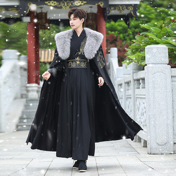 Augstākais platums lakats ar mākslīgās lapsas kažokāles apkakli, ārējais materiāls – kazas āda, iekšējais – kokvilnas diegs, fleece pildījums, seno stilu — vasara 2022 saraksts