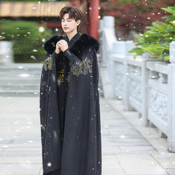 Augstākais platums lakats ar mākslīgās lapsas kažokāles apkakli, ārējais materiāls – kazas āda, iekšējais – kokvilnas diegs, fleece pildījums, seno stilu — vasara 2022 saraksts