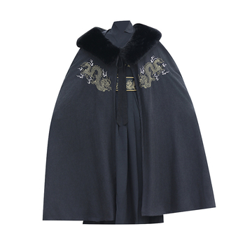 Augstākais platums lakats ar mākslīgās lapsas kažokāles apkakli, ārējais materiāls – kazas āda, iekšējais – kokvilnas diegs, fleece pildījums, seno stilu — vasara 2022 saraksts