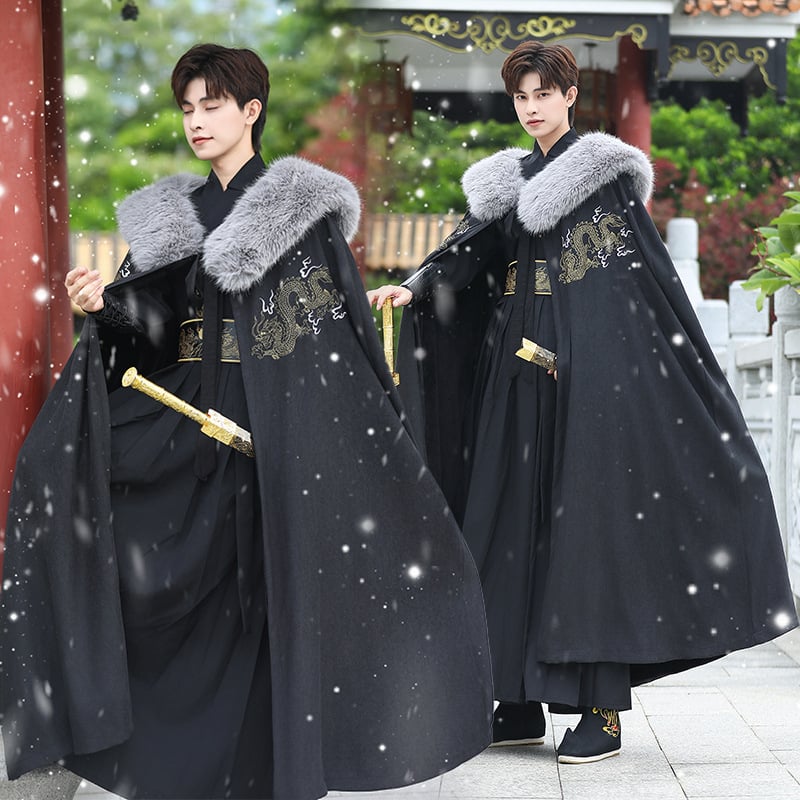 Augstākais platums lakats ar mākslīgās lapsas kažokāles apkakli, ārējais materiāls – kazas āda, iekšējais – kokvilnas diegs, fleece pildījums, seno stilu — vasara 2022 saraksts