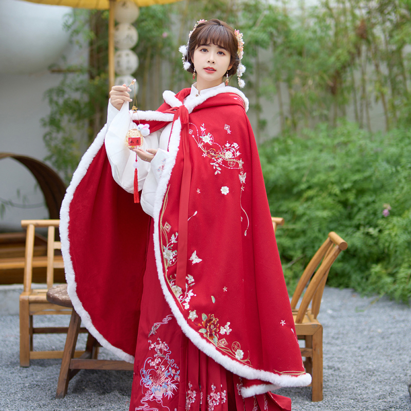 Дамско наметало в китайски стил с бродерия, подплатено с флис, дебело. Плат: памучна прежда; основен материал: кожа от коза; пускано през лято 2022