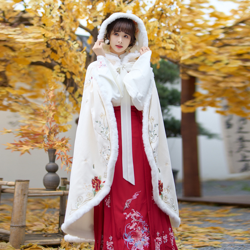 Дамско наметало в китайски стил с бродерия, подплатено с флис, дебело. Плат: памучна прежда; основен материал: кожа от коза; пускано през лято 2022