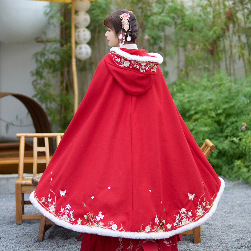 Дамско наметало в китайски стил с бродерия, подплатено с флис, дебело. Плат: памучна прежда; основен материал: кожа от коза; пускано през лято 2022