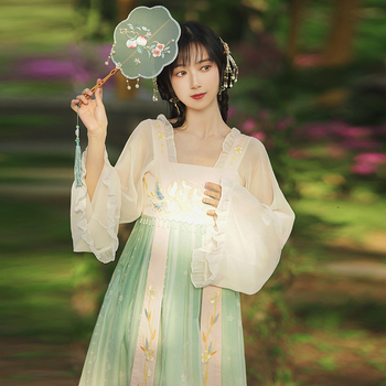 Hanfu hosszú ruha részletgazdag hímzéssel és gyöngyökkel, Han-stílusú nyomtatás | Fő anyag: kecskebőr; Anyag neve: 20213; Folyamat: 20213; Lista szezon: nyár 2022