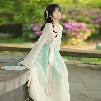 Hanfu hosszú ruha részletgazdag hímzéssel és gyöngyökkel, Han-stílusú nyomtatás | Fő anyag: kecskebőr; Anyag neve: 20213; Folyamat: 20213; Lista szezon: nyár 2022