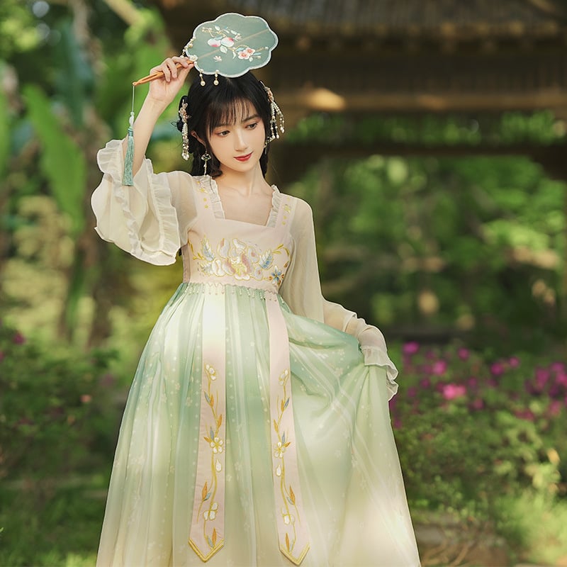 Hanfu hosszú ruha részletgazdag hímzéssel és gyöngyökkel, Han-stílusú nyomtatás | Fő anyag: kecskebőr; Anyag neve: 20213; Folyamat: 20213; Lista szezon: nyár 2022