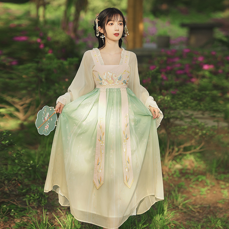 Hanfu hosszú ruha részletgazdag hímzéssel és gyöngyökkel, Han-stílusú nyomtatás | Fő anyag: kecskebőr; Anyag neve: 20213; Folyamat: 20213; Lista szezon: nyár 2022