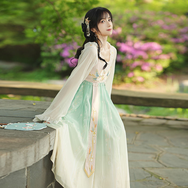 Hanfu hosszú ruha részletgazdag hímzéssel és gyöngyökkel, Han-stílusú nyomtatás | Fő anyag: kecskebőr; Anyag neve: 20213; Folyamat: 20213; Lista szezon: nyár 2022