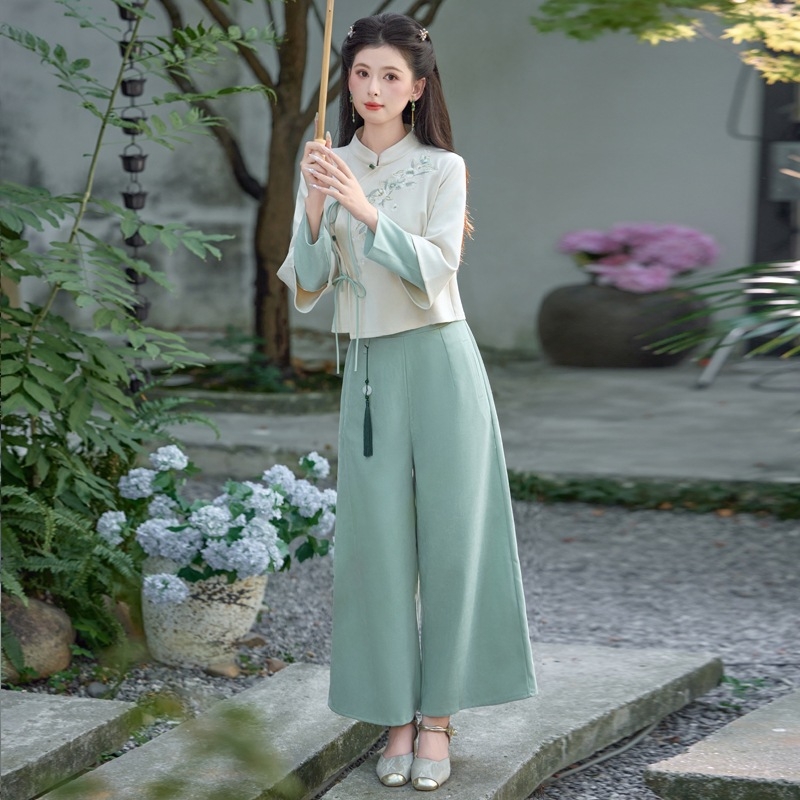 Tea Art Outfit: uski kroj top s stojećim ovratnikom, dugi rukav; pamuk-poliesterska smjesa; udio poliestera ispod 30%.