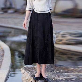 Cheongsam-stílusú ruha és fél szoknya készlet művészi hímzéssel; anyag: pamutszál; fő anyag: poliészter; poliészter tartalom kevesebb mint 30%; univerzális modell