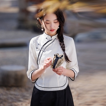 Cheongsam-stílusú ruha és fél szoknya készlet művészi hímzéssel; anyag: pamutszál; fő anyag: poliészter; poliészter tartalom kevesebb mint 30%; univerzális modell