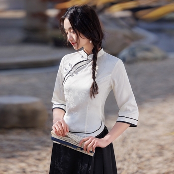 Cheongsam-stílusú ruha és fél szoknya készlet művészi hímzéssel; anyag: pamutszál; fő anyag: poliészter; poliészter tartalom kevesebb mint 30%; univerzális modell