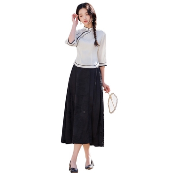 Cheongsam-stílusú ruha és fél szoknya készlet művészi hímzéssel; anyag: pamutszál; fő anyag: poliészter; poliészter tartalom kevesebb mint 30%; univerzális modell