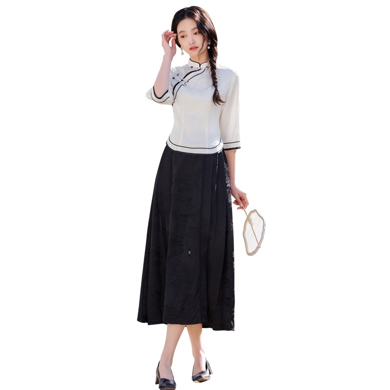 Cheongsam-stílusú ruha és fél szoknya készlet művészi hímzéssel; anyag: pamutszál; fő anyag: poliészter; poliészter tartalom kevesebb mint 30%; univerzális modell