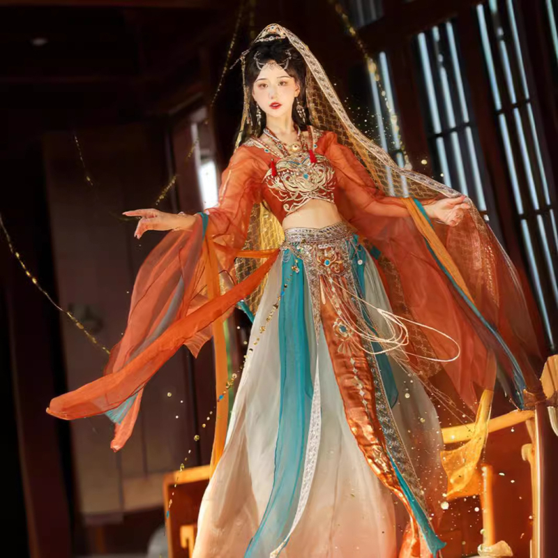 Letný Hanfu set s etnickým štýlom inšpirovaný Dunhuanom a západným regiónom; chenille tkanina, hlavný materiál: elastan <30%, koža kozy ako detail; leto 2024