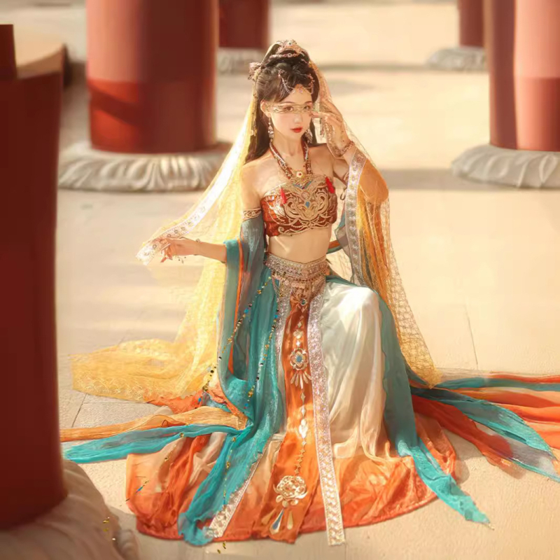 Letný Hanfu set s etnickým štýlom inšpirovaný Dunhuanom a západným regiónom; chenille tkanina, hlavný materiál: elastan <30%, koža kozy ako detail; leto 2024