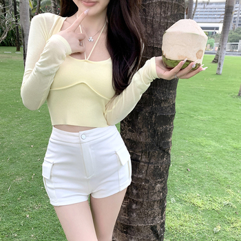 Deminiai džinsai su aukštu liemeniu, siauras kirpimas, iki tris ketvirčiai ilgio, dvi kišenės